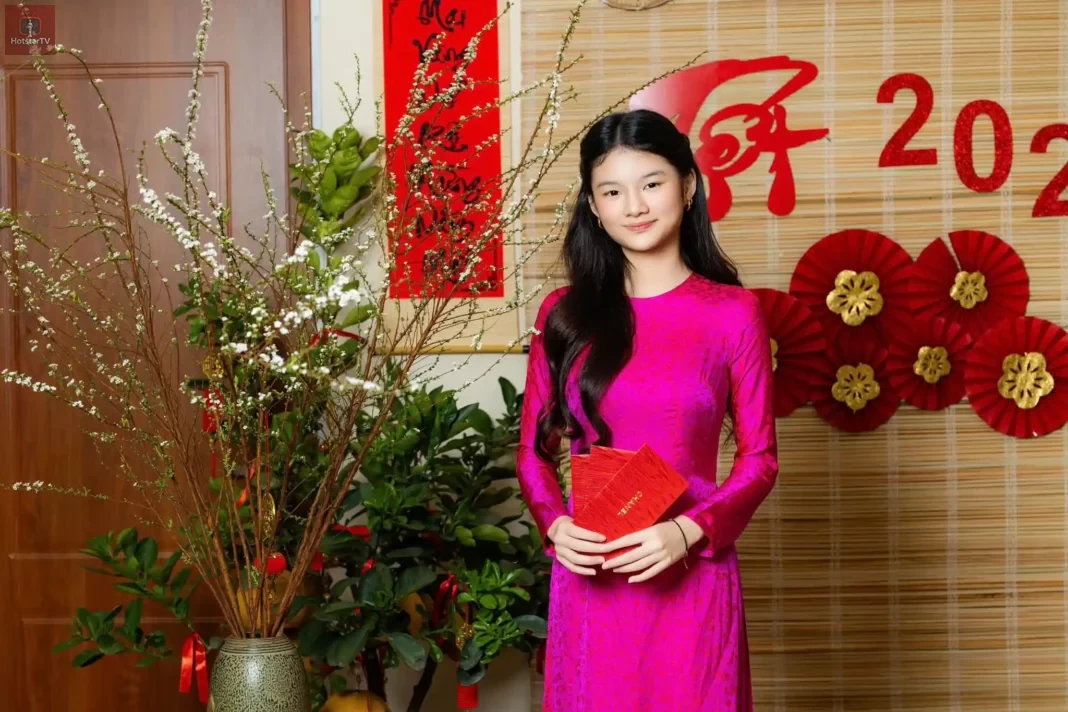 Con gái Trương Ngọc Ánh đẹp như hoa hậu cùng mẹ mặc áo dài mừng xuân