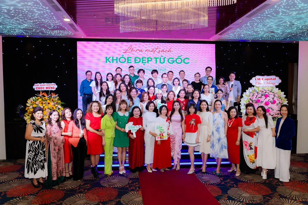 Á hậu Mrs World, TS. Nguyễn Thu Hương lần đầu tiên khóc trên sân khấu khi giới thiệu sách ‘Khỏe đẹp từ gốc’