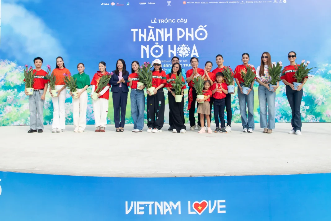 Hồ Ngọc Hà và dàn hoa hậu, nghệ sĩ đón ngày mới rạng sớm dự lễ trồng cây ‘Thành phố nở hoa’