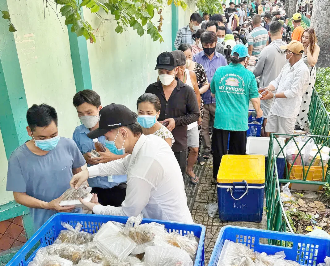 Nguyên Vũ tặng 500 phần quà dịp sinh nhật