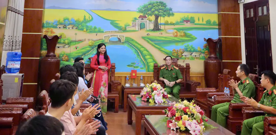 Doanh nhân Anna Yến Phượng cổ vũ tinh thần cho các chiến sĩ nữ tại A80