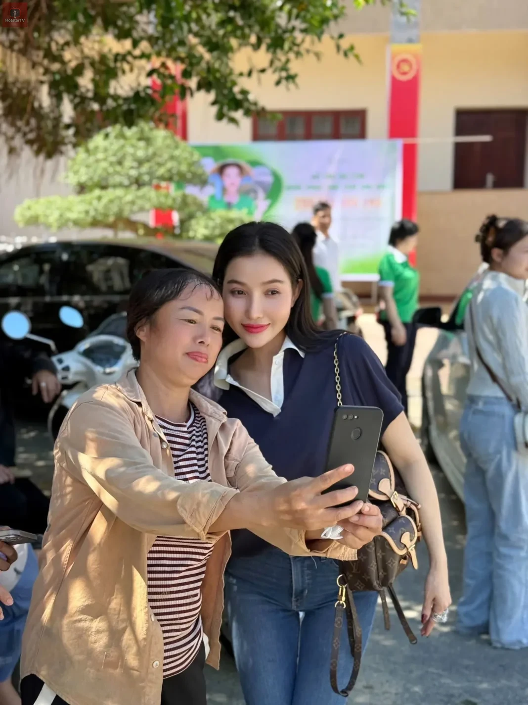 Vợ chồng Á hậu, Doanh nhân Đoàn Thanh Tuyền – ca sĩ Đỗ Minh Quân tới tận Nông Cống – Thanh Hóa cứu trợ bà con sau bão số 10