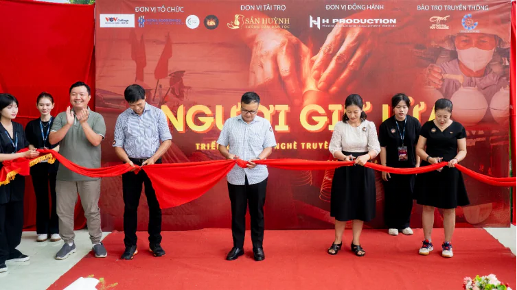 Sinh viên Cao đẳng Phát thanh – Truyền hình II: Thắp sáng “ngọn lửa văn hóa” qua dự án ảnh “Người Giữ Lửa”