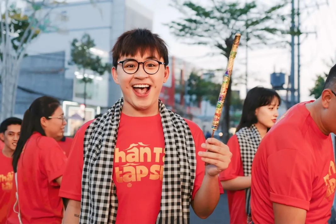 Nhà sản xuất – diễn viên Lại Nhật Khoa và hành trình trở về quê nhà với “Thần tài tập sự”