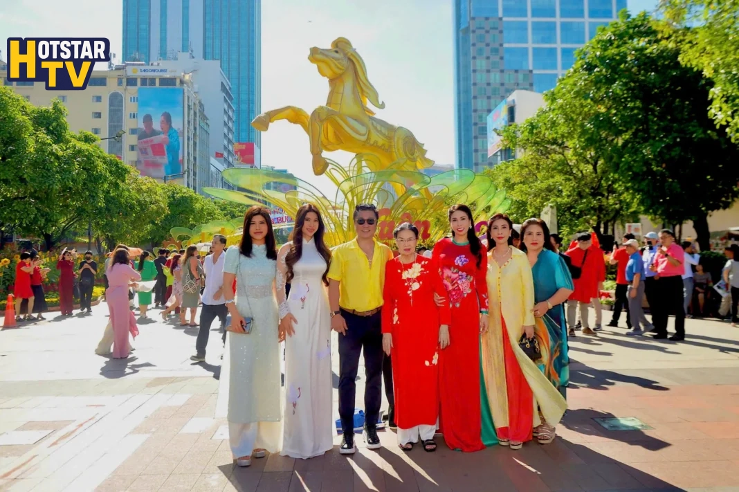 Gia đình Lý Hùng – Lý Hương du xuân, ngắm nhịp phát triển của thành phố