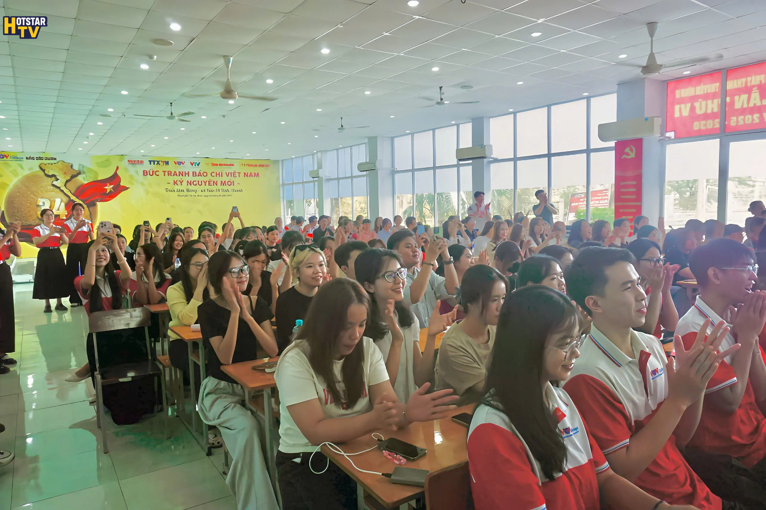 Sinh viên trường VOV College hào