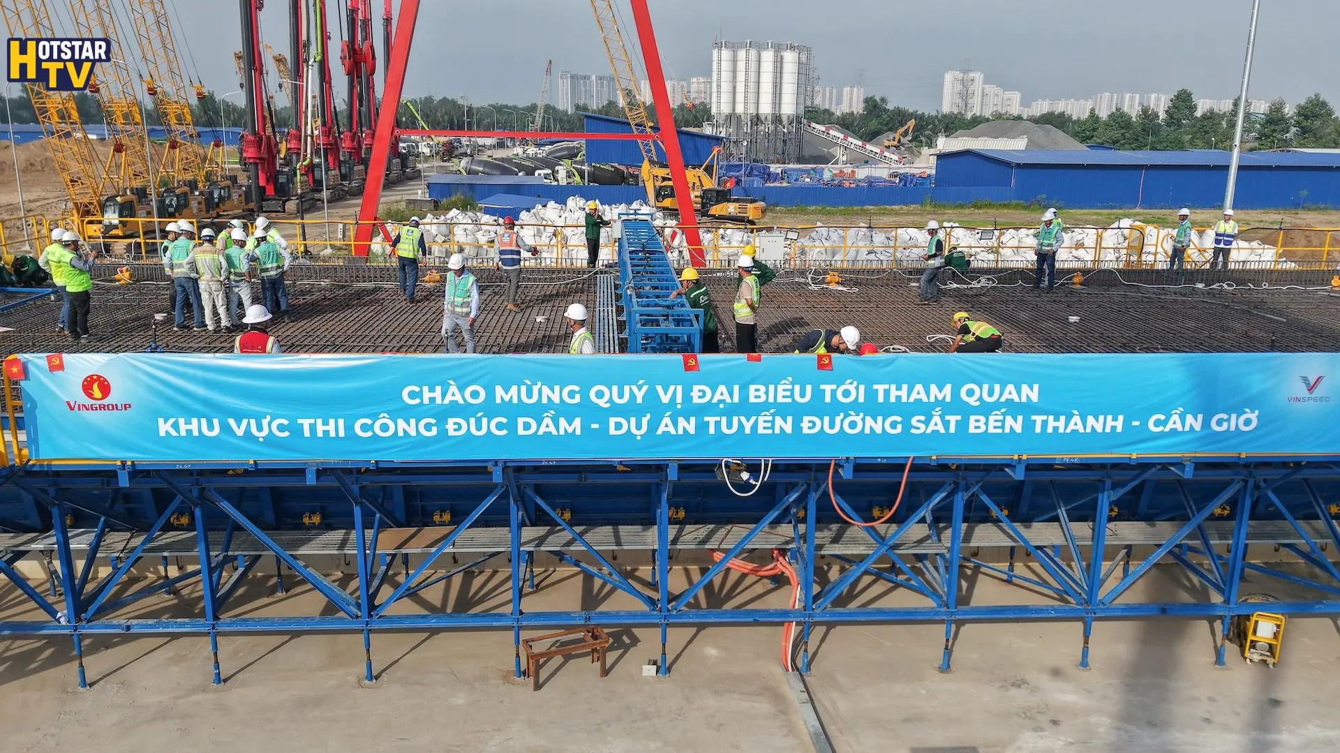 Không khí khẩn trương tại khu vực thi công đúc dầm của dự án tuyến đường sắt Bến Thành - Cần Giờ
